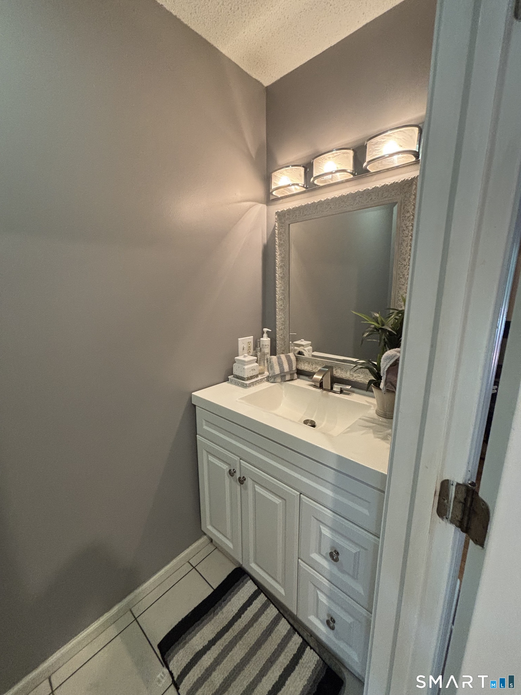 340 Toby Hill Road Westbrook, CT 06498 - Photo 17 of 33 First Floor Half Bath.