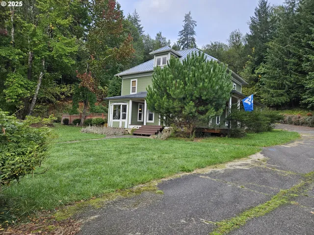 a view of a house with backyard and garden