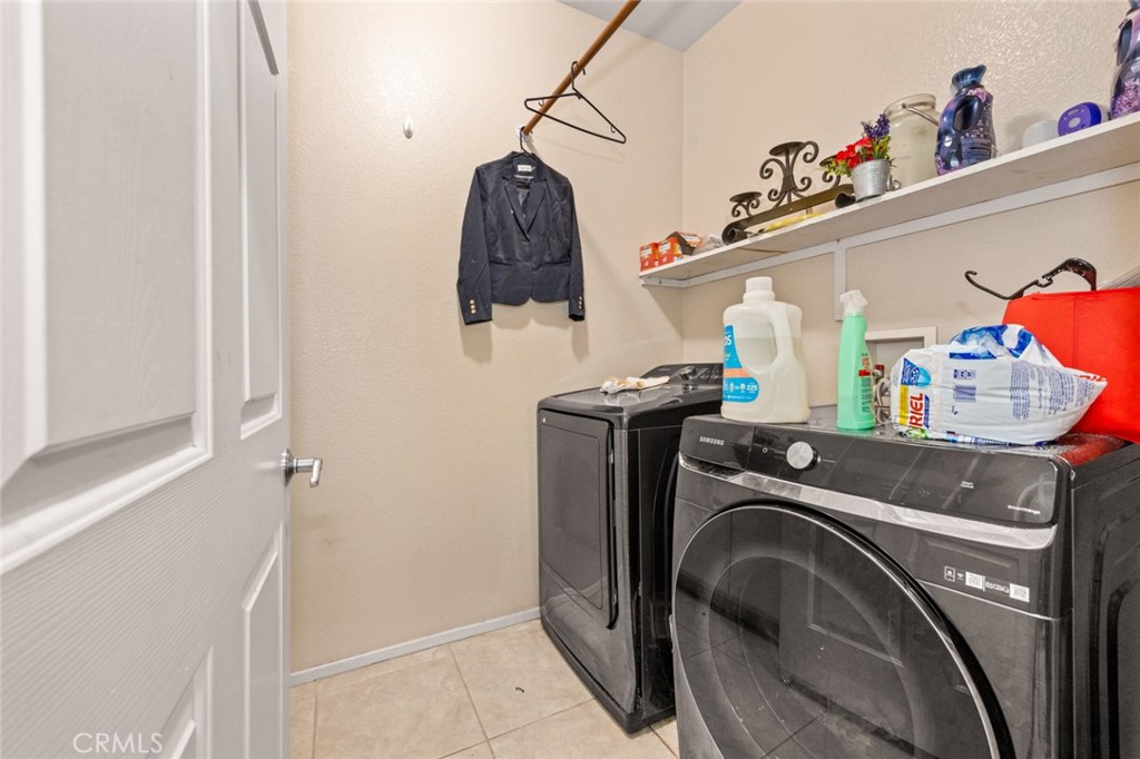 410 Windfields Way Beaumont, CA 92223 - Photo 10 of 41 a utility room with dryer and washer
