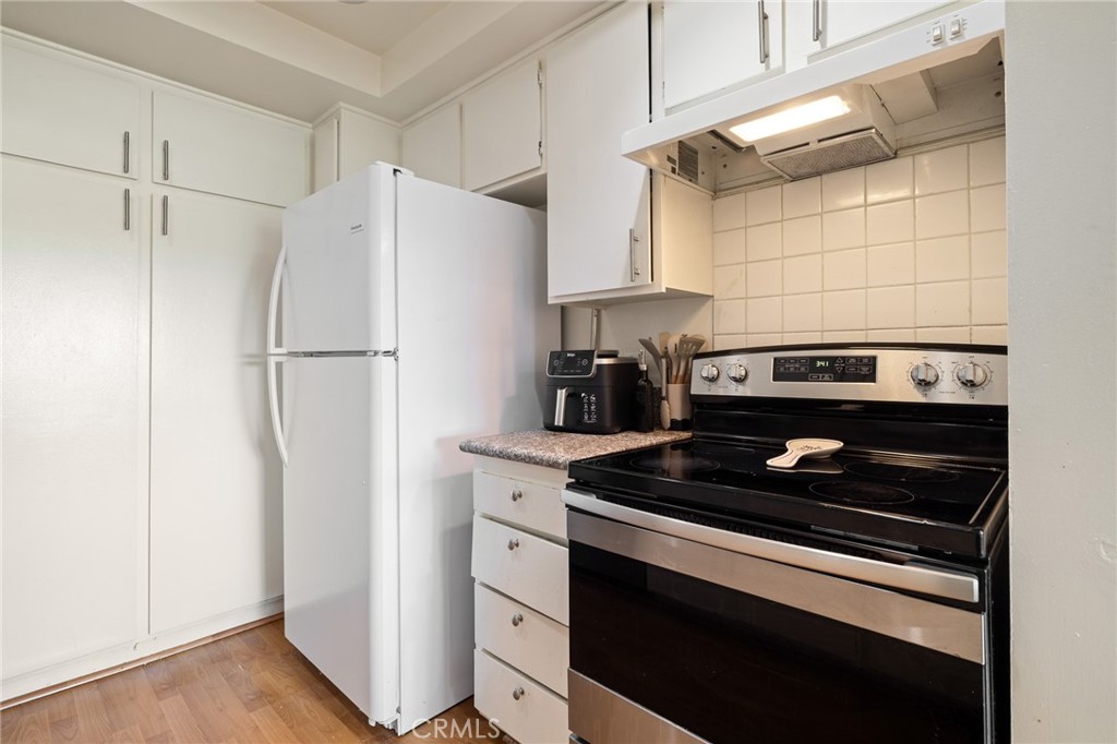 12830 Burbank Boulevard, Unit 307 Valley Village, CA 91607 - Photo 11 of 25 a kitchen with a stove and a refrigerator