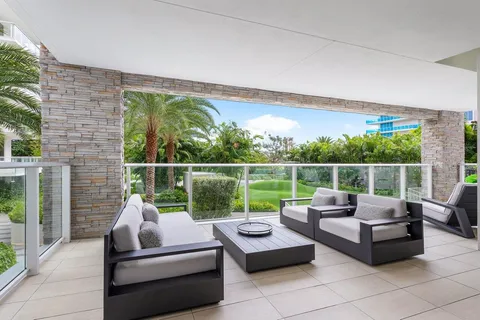 a view of a livingroom with furniture and a ceiling fan
