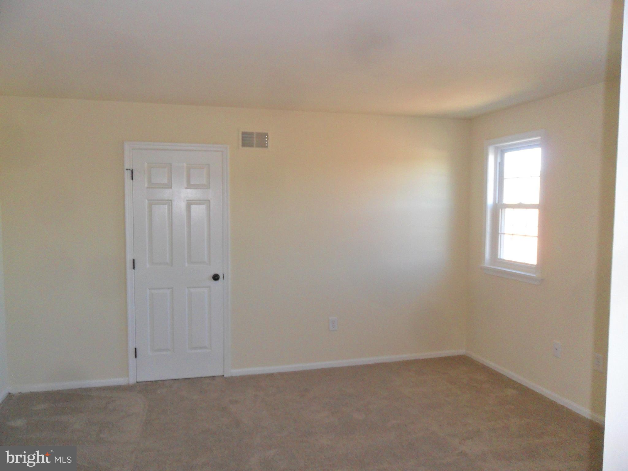 9 Delaware Street, Unit 9 New Castle, DE 19720 - Photo 17 of 28 an empty room with windows