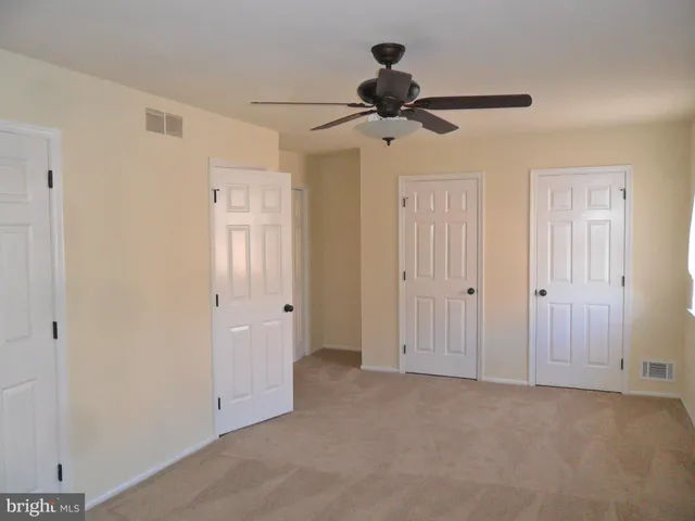 a view of empty room with a ceiling fan