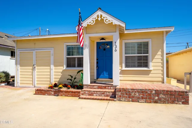 a view of entryway with a house