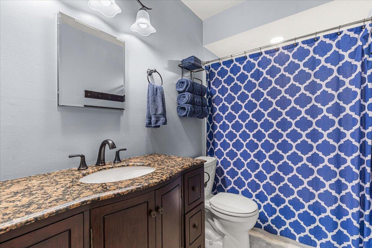 819 Kings Ridge Court East West Bend, WI 53090 - Photo 18 of 41 Main Level Full Bathroom