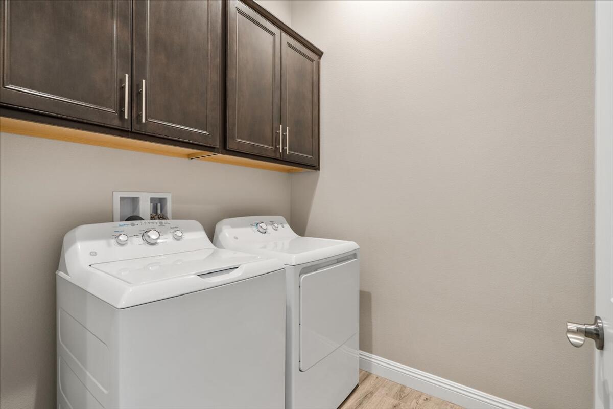24 Claret Road Rancho Mirage, CA 92270 - Photo 20 of 34 a utility room with dryer and washer