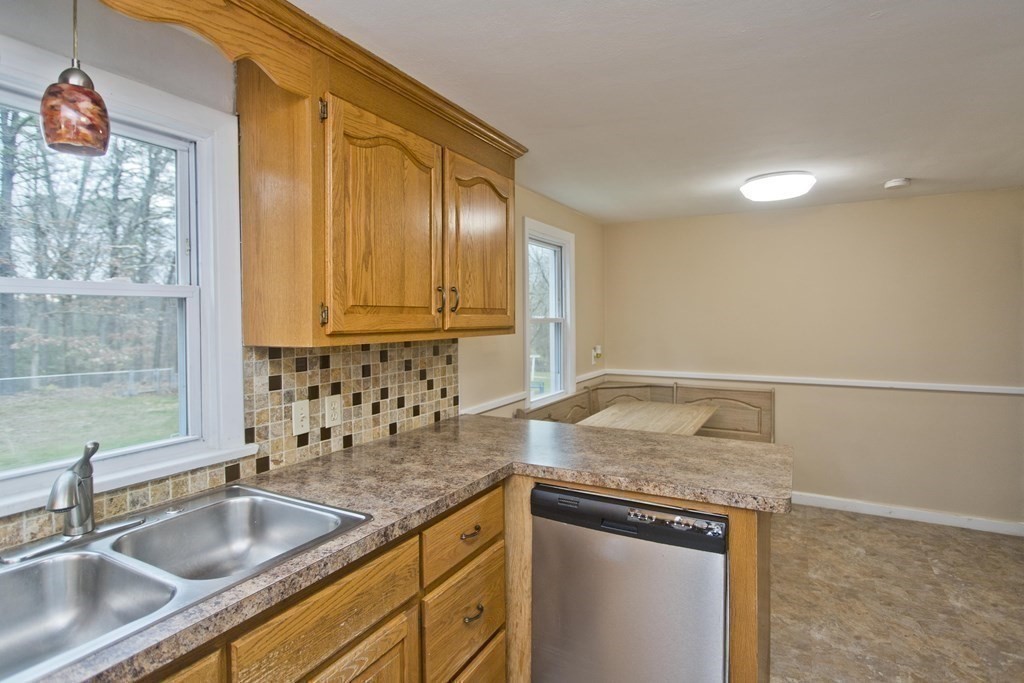 35 Archie Street Springfield, MA 01109 - Photo 14 of 38