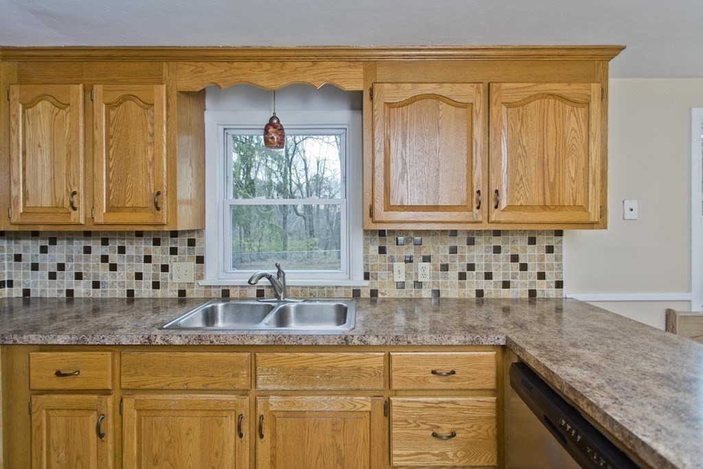 35 Archie Street Springfield, MA 01109 - Photo 15 of 38