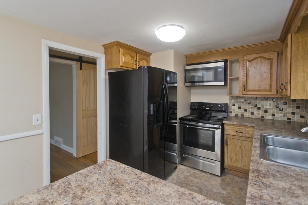 35 Archie Street Springfield, MA 01109 - Photo 3 of 38