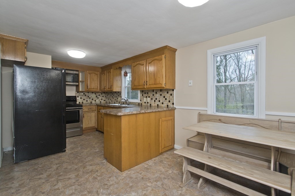 35 Archie Street Springfield, MA 01109 - Photo 4 of 38