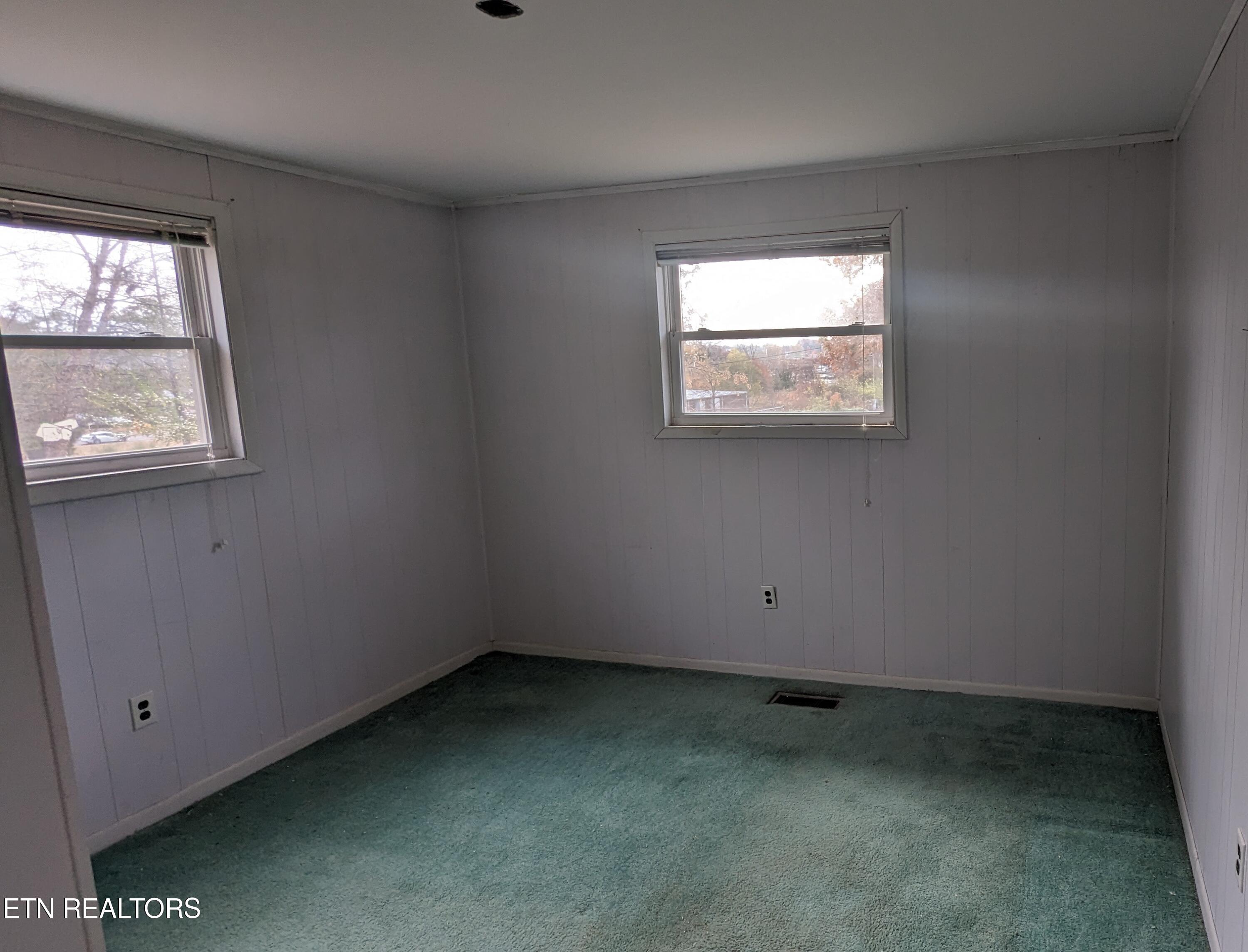 106 Townsend Road Oak Ridge, TN 37830 - Photo 11 of 16 First Bedroom