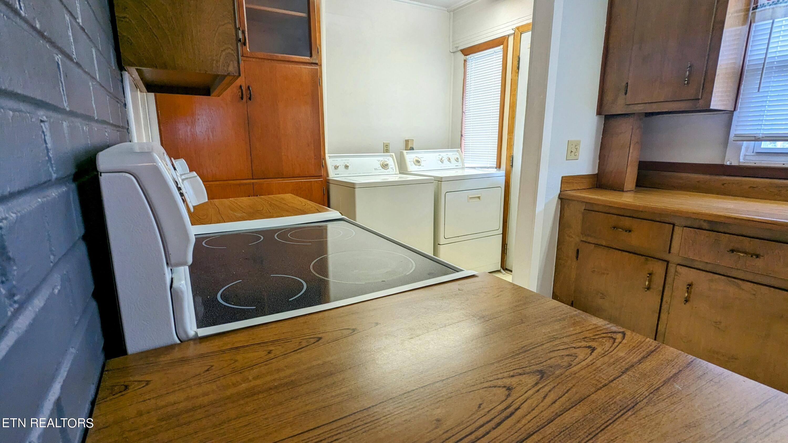 106 Townsend Road Oak Ridge, TN 37830 - Photo 6 of 16 Kitchen Looking Into Laundry Area