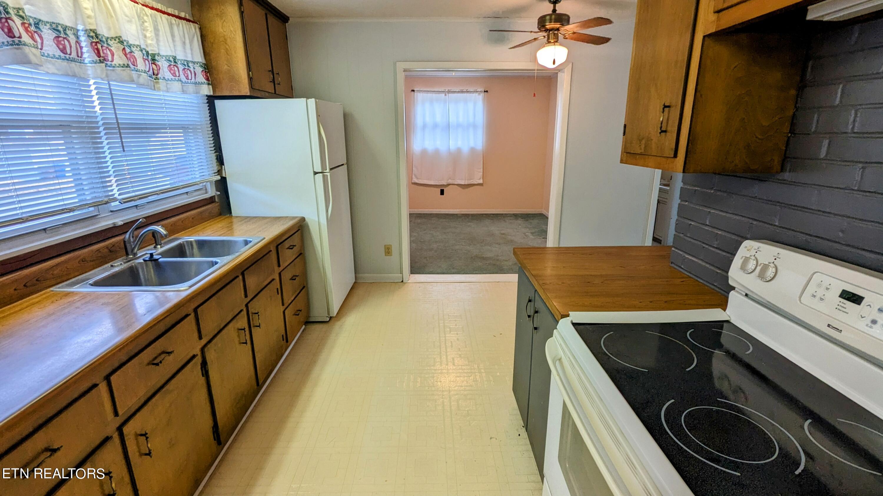 106 Townsend Road Oak Ridge, TN 37830 - Photo 7 of 16 Kitchen View Into Dining Room