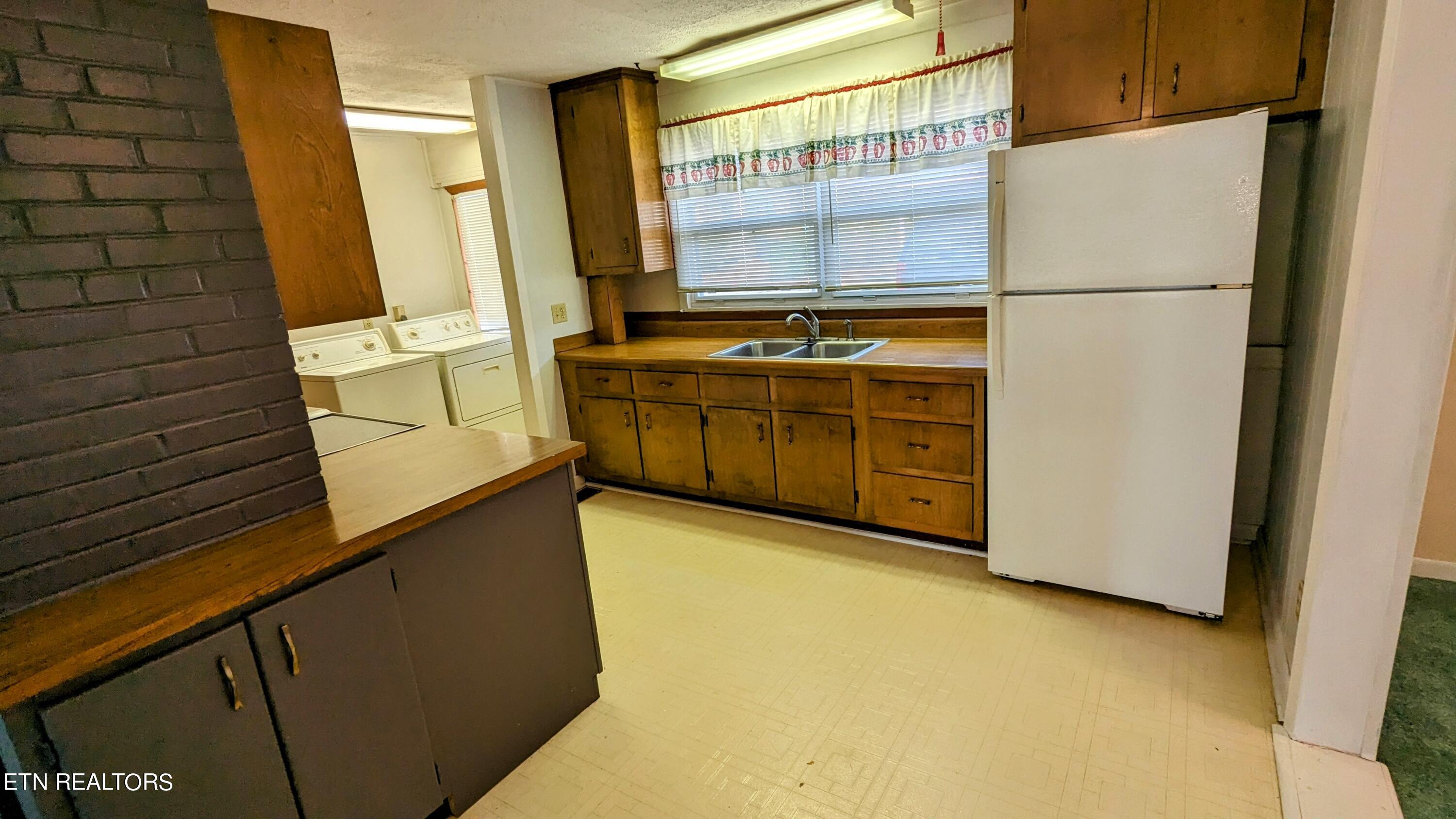 106 Townsend Road Oak Ridge, TN 37830 - Photo 8 of 16 Kitchen