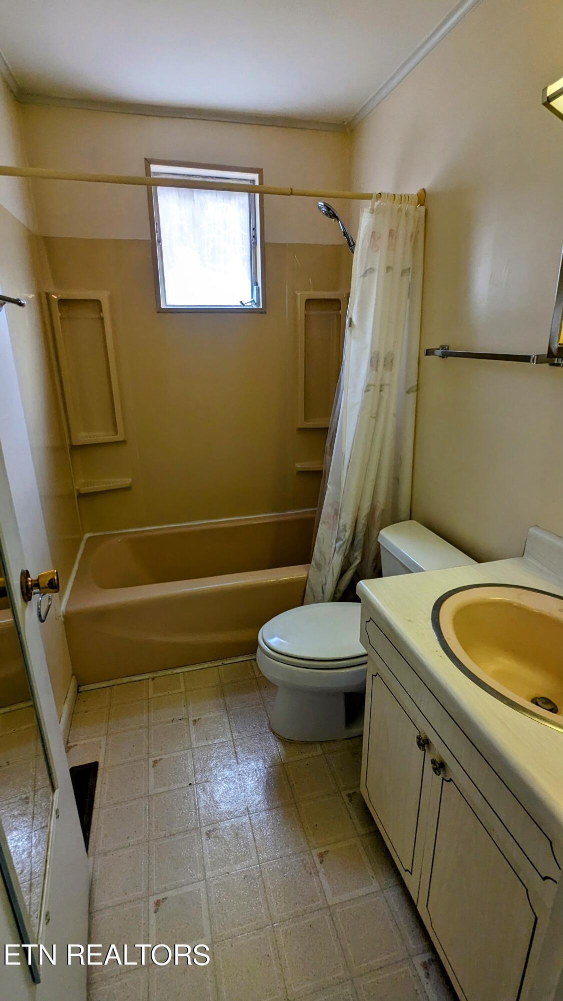 106 Townsend Road Oak Ridge, TN 37830 - Photo 10 of 16 First Bathroom