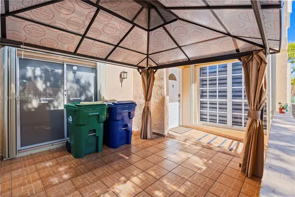 a view of entryway with a outdoor space