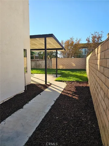 a view of a backyard