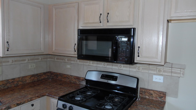 152 Sedgewicke Drive Romeoville, IL 60446 - Photo 6 of 16 a kitchen with granite countertop a stove and a sink