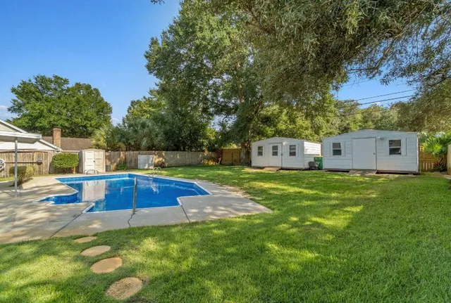 a view of a house with yard