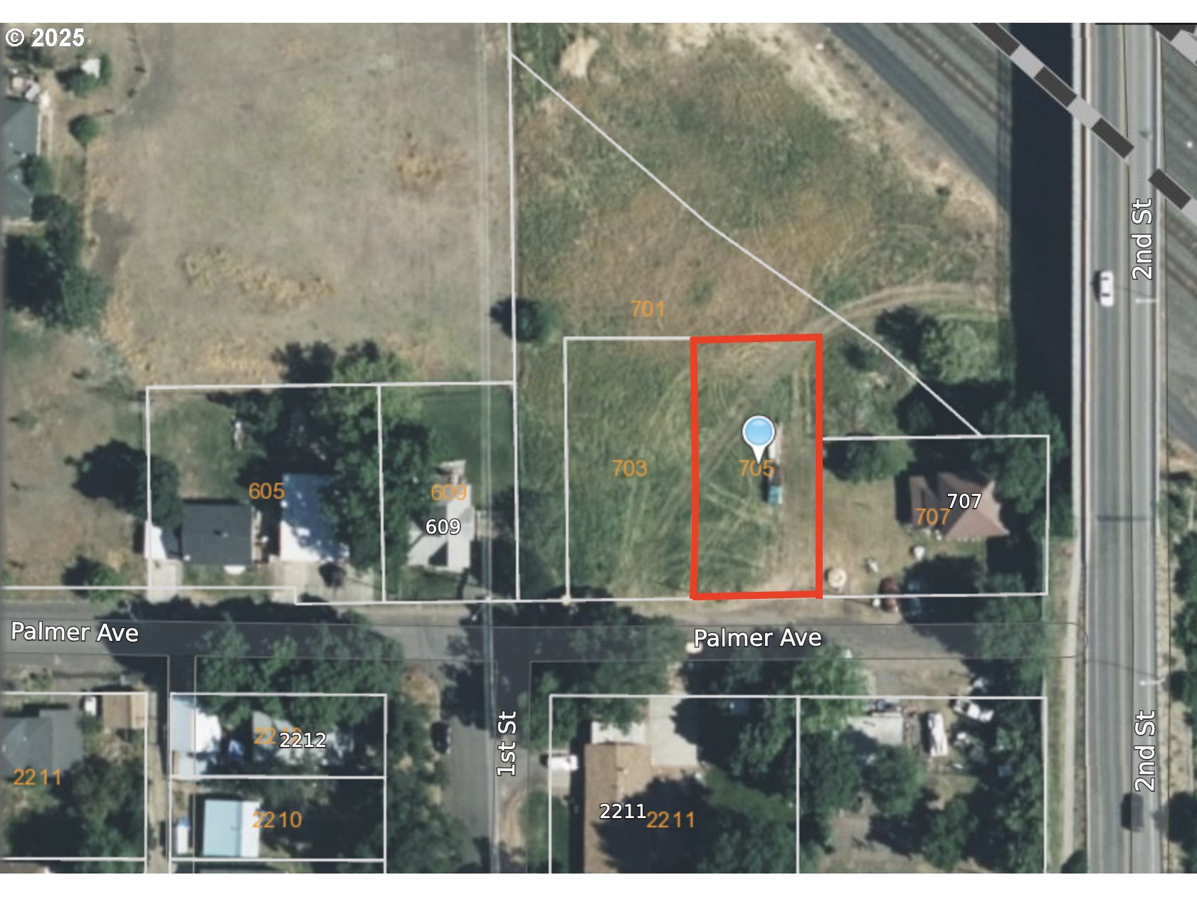 705 Palmer Avenue La Grande, OR 97850 - Photo 2 of 2 a bathroom with glass door and glass door