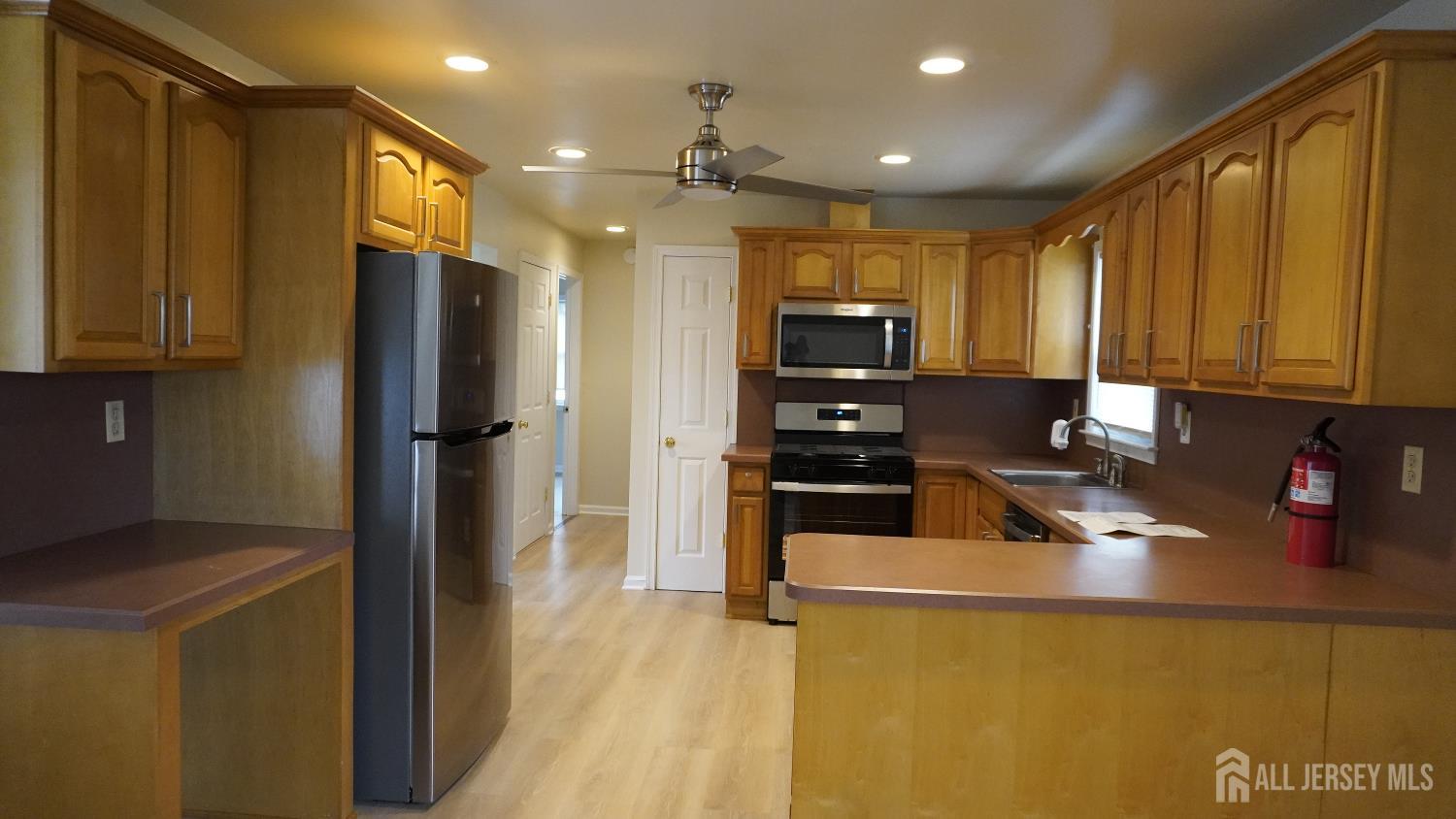74 Warner Street Fords, NJ 08863 - Photo 4 of 15