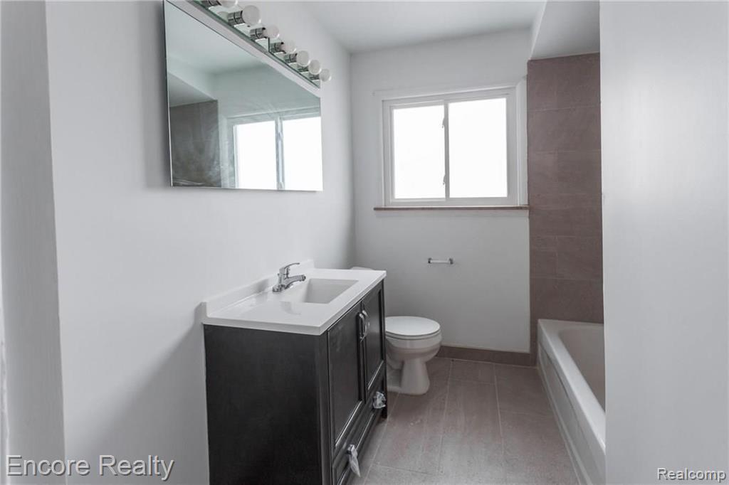28240 Farmington Road Farmington Hills, MI 48334 - Photo 17 of 22