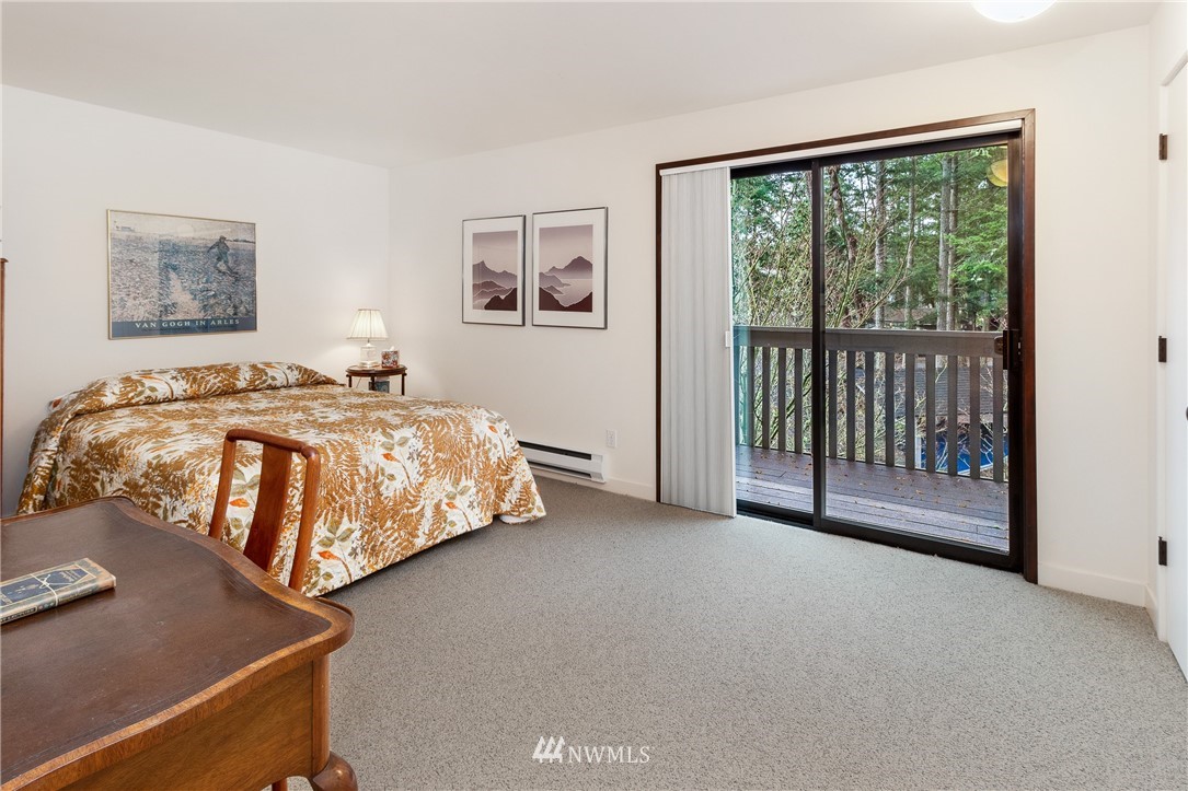 184 Armadale Road, Unit 5 Friday Harbor, WA 98250 - Photo 14 of 23 a bed sitting in a bedroom next to a window