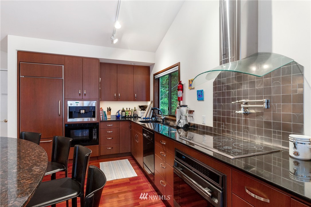 184 Armadale Road, Unit 5 Friday Harbor, WA 98250 - Photo 4 of 23 a kitchen with stainless steel appliances granite countertop a sink stove and cabinets