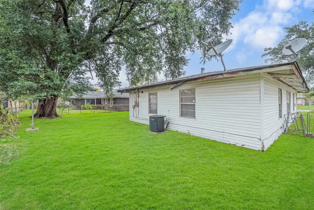$1,300 | 6114 Doulton Drive, Houston, TX 77033