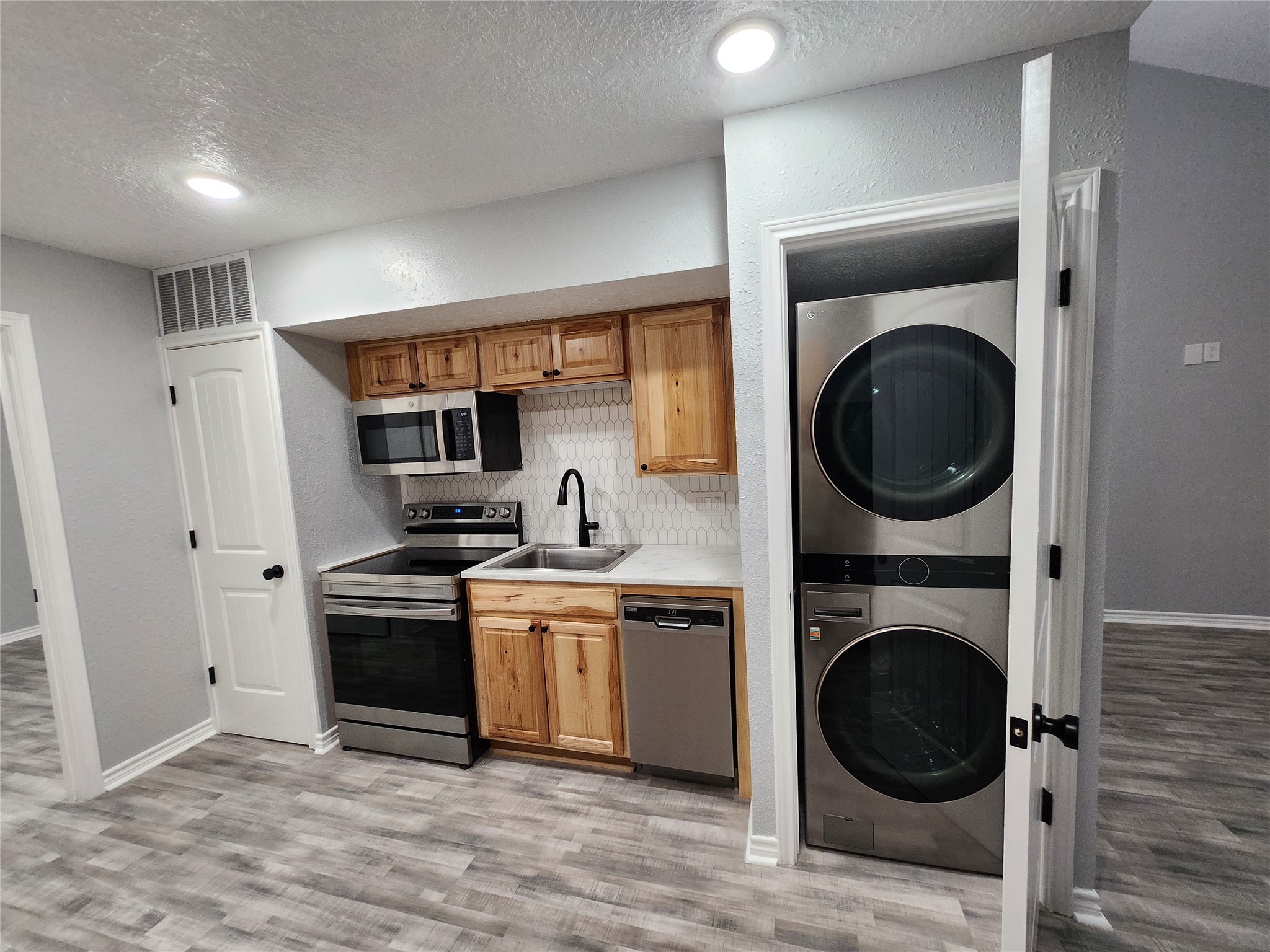 12900 Walden Road, Unit 314C Montgomery, TX 77356 - Photo 4 of 20 a view of a kitchen with washer and dryer