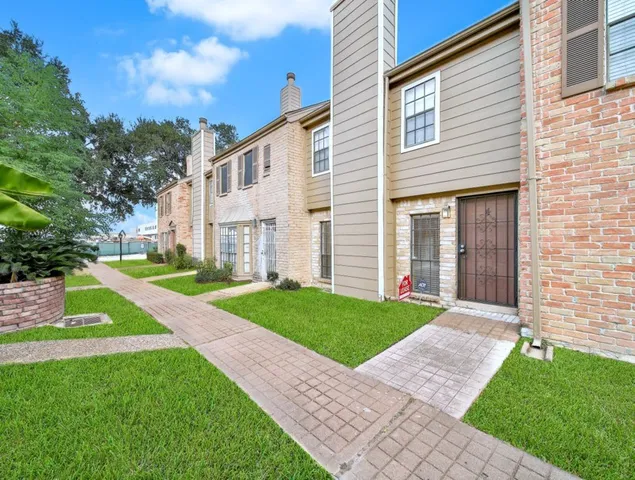 $1,325 | 9901 Sharpcrest Street, Unit H4, Houston, TX 77036