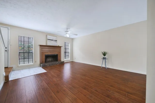 $1,325 | 9901 Sharpcrest Street, Unit H4, Houston, TX 77036