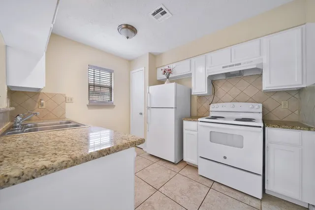 $1,325 | 9901 Sharpcrest Street, Unit H4, Houston, TX 77036