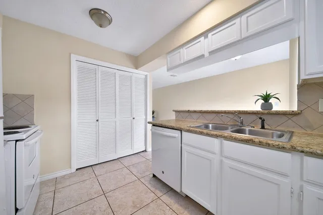 $1,325 | 9901 Sharpcrest Street, Unit H4, Houston, TX 77036