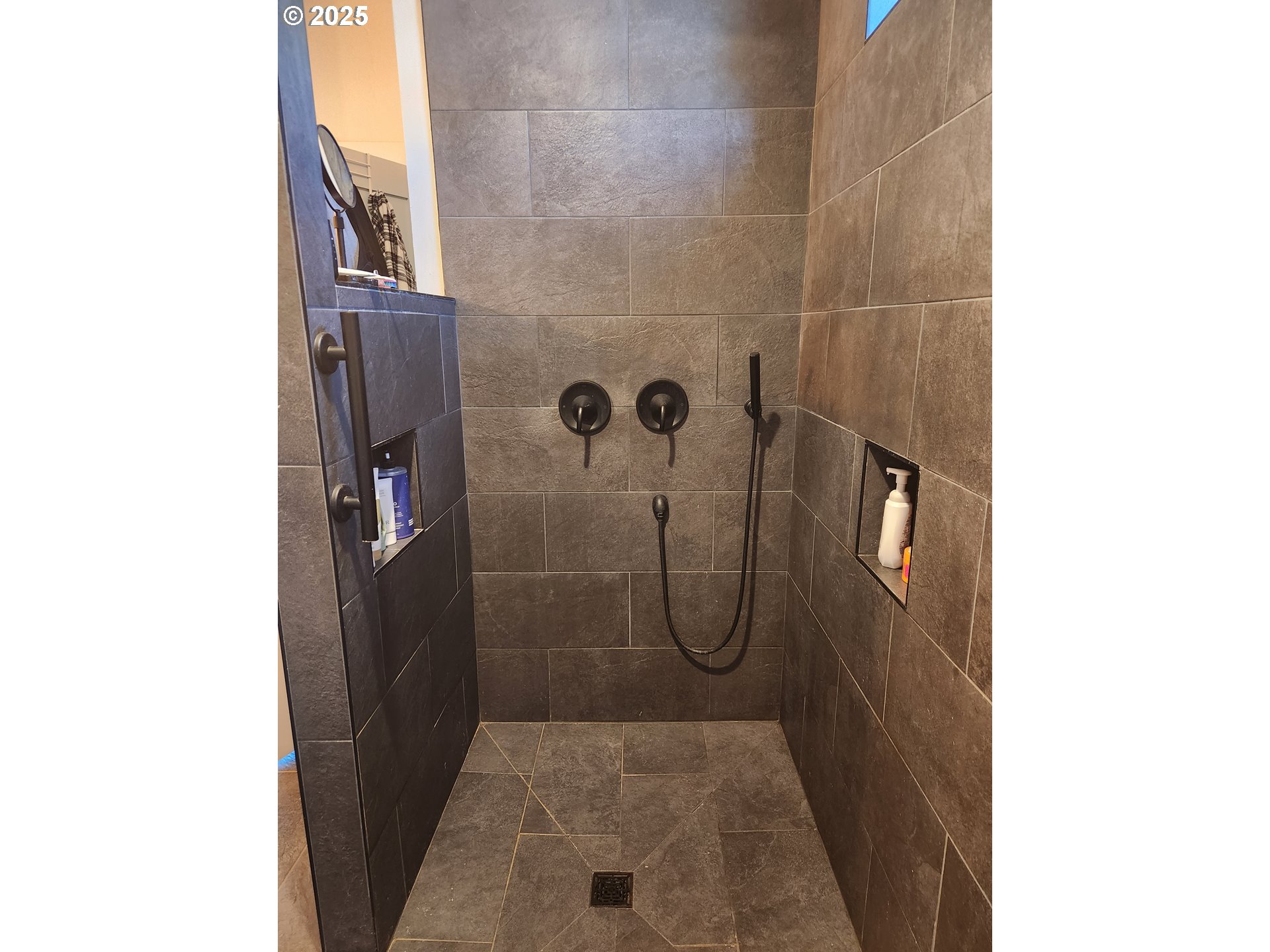 30420 Sawyer Way Gold Beach, OR 97444 - Photo 30 of 47 a bathroom with a shower