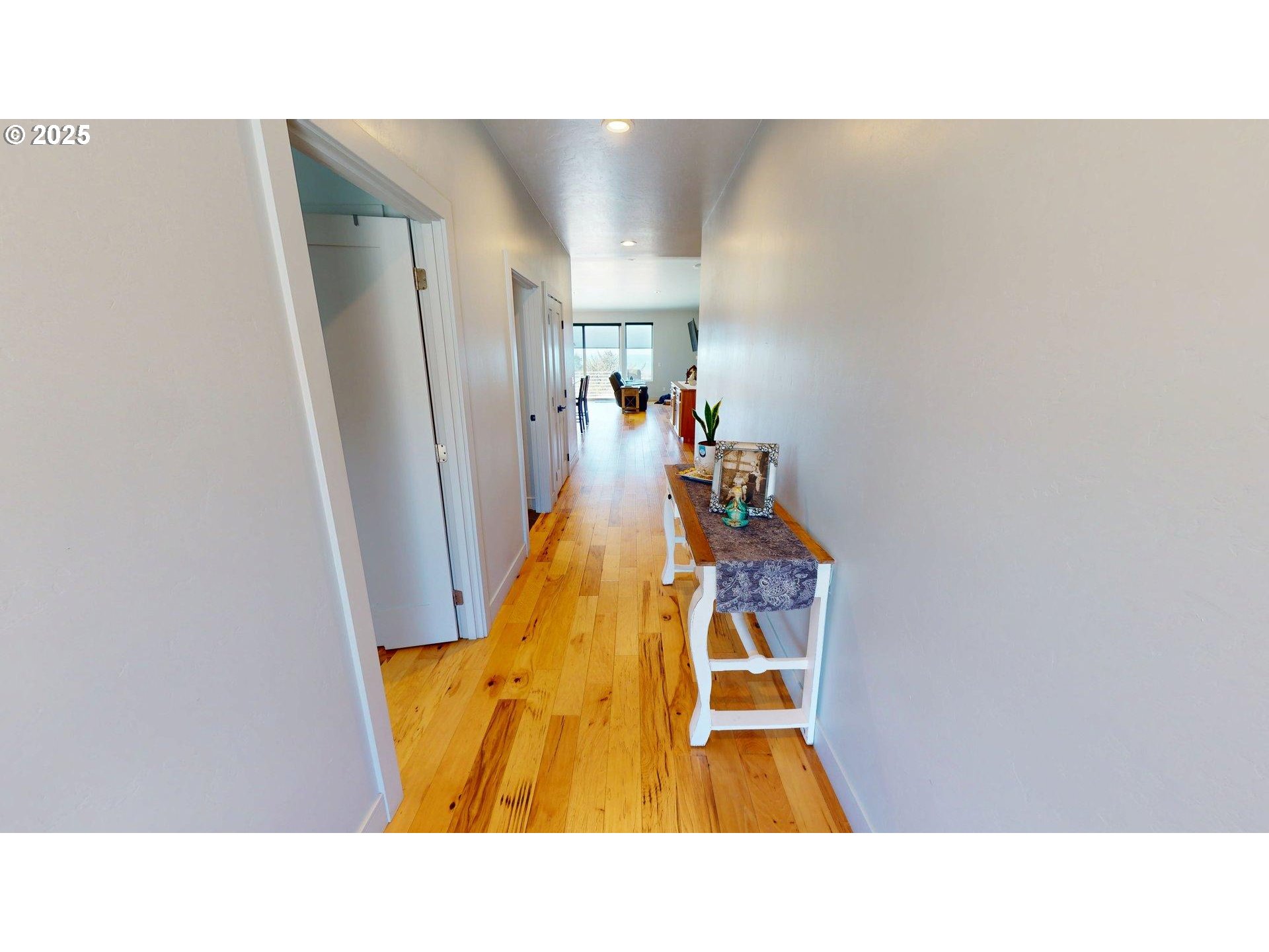 30420 Sawyer Way Gold Beach, OR 97444 - Photo 43 of 47 a picture of a room