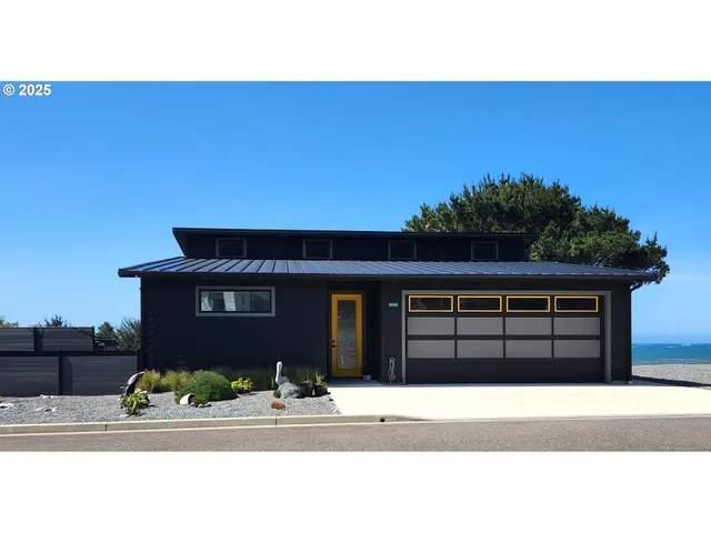 a picture of a book shelf