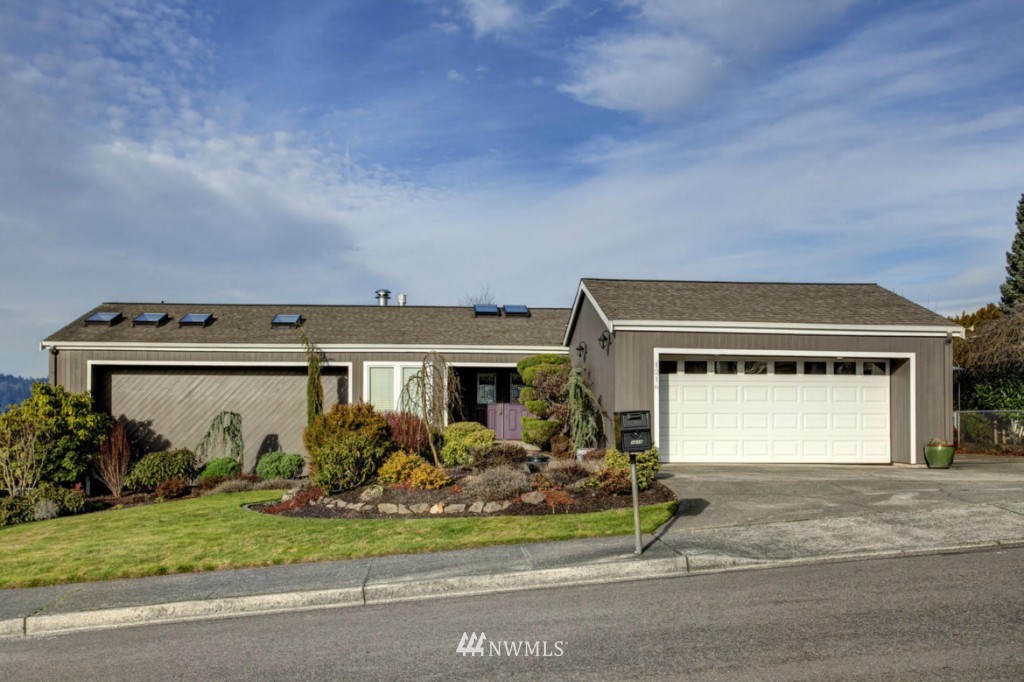 1216 North 38th Street Renton, WA 98056 - Photo 1 of 21