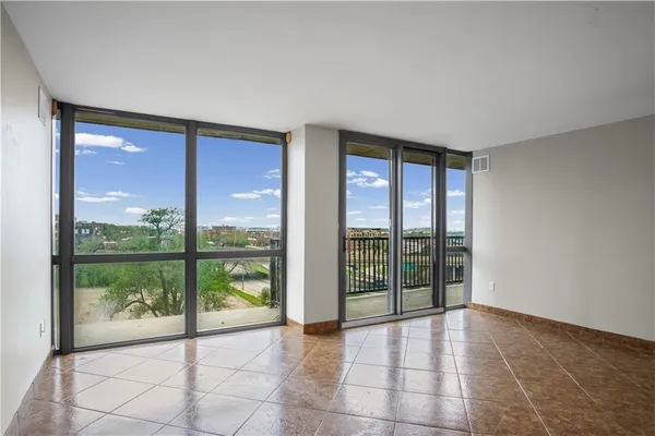 $222,000 | 600 Admiral Boulevard, Unit 507, Kansas City, MO 64106