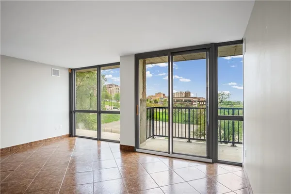 $222,000 | 600 Admiral Boulevard, Unit 507, Kansas City, MO 64106