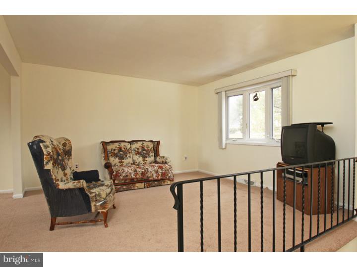 1205 Woodridge Road Coatesville, PA 19320 - Photo 5 of 24 Living Room