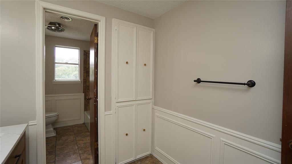606 Queens Road Denison, TX 75020 - Photo 26 of 37 Upstairs Main Hall Bath