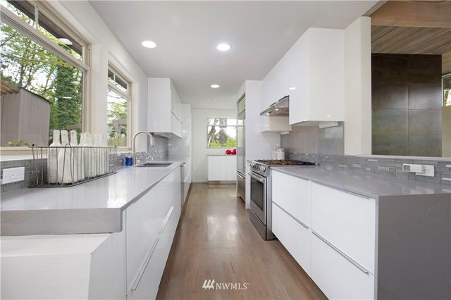 $2,000,000 | 570 Lake Washington Boulevard East, Seattle, WA 98112