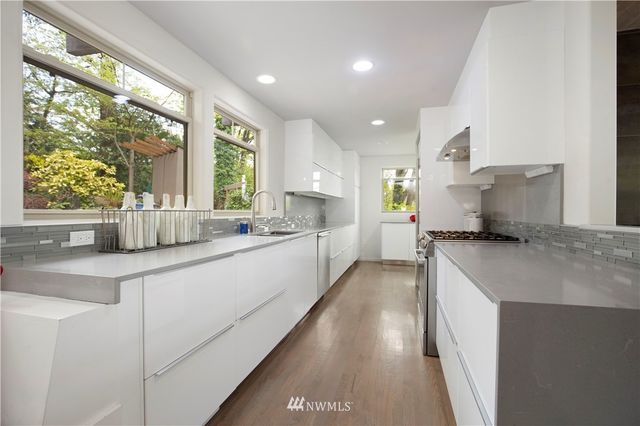 $2,000,000 | 570 Lake Washington Boulevard East, Seattle, WA 98112