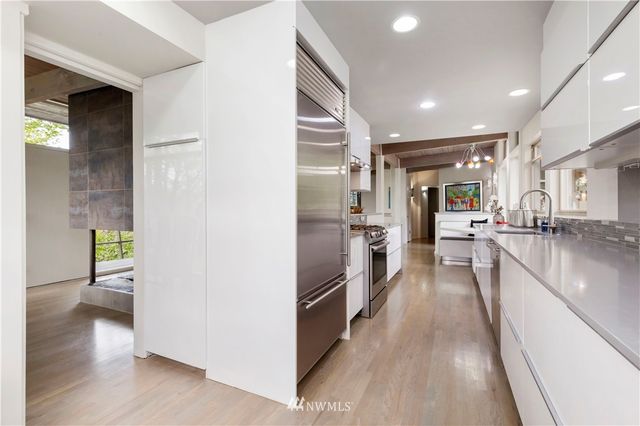 $2,000,000 | 570 Lake Washington Boulevard East, Seattle, WA 98112