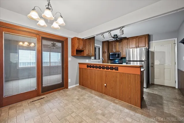 $350,000 | 1009 Sutton Drive, Crystal Lake, IL 60014