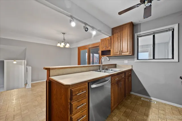 $350,000 | 1009 Sutton Drive, Crystal Lake, IL 60014