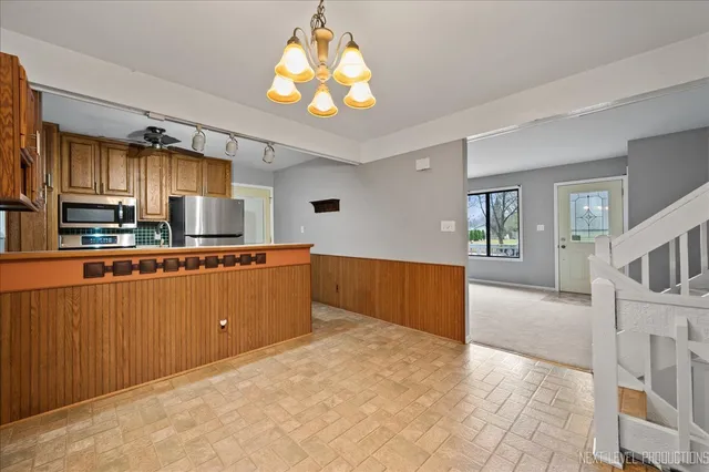 $350,000 | 1009 Sutton Drive, Crystal Lake, IL 60014