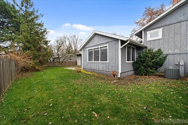 $350,000 | 1009 Sutton Drive, Crystal Lake, IL 60014