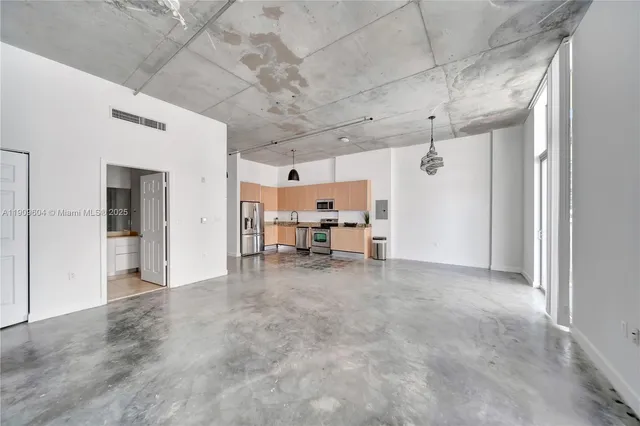 a view of a livingroom with furniture and a ceiling fan